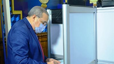 وزير الإنتاج الحربى يدلى بصوته بانتخابات النواب بمصر الجديدة