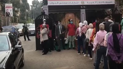 وزيرة البيئة تدلى بصوتها فى لجنة مدرسة ابن سينا بمصر الجديدة