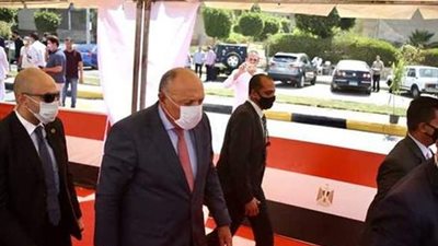 وزير الخارجية يدلى بصوته بانتخابات مجلس النواب بالقاهرة الجديدة