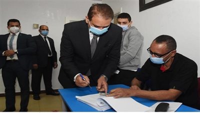 وزير شئون المجالس النيابية يدلي بصوته في انتخابات النواب