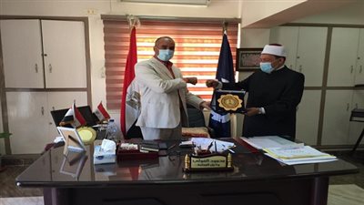 الأزهر الشريف يكرم مدير تعليم السويس