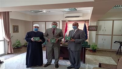  وزير الأوقاف يهدى تعليم السويس 37 نسخة من سلسلة الفكر المستنير 