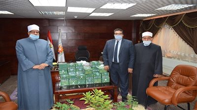 وكيل وزارة أوقاف جنوب سيناء يهدي وكيل وزارة التعليم مجموعة 