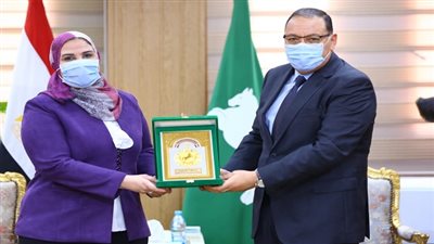 محافظ الشرقية يمنح وزيرة التضامن الاجتماعي درع المحافظة تقديرا لجهودها