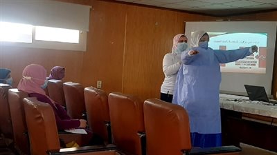 دورة تدريبية لرئيسات ومشرفات التمريض بالسويس على إرتداء وخلع الواقيات الشخصية