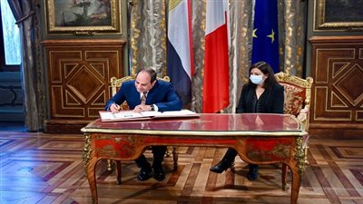 الرئيس عبدالفتاح السيسي يلتقى آن هيدالجو عمدة باريس