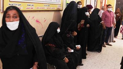 إيد بتطبخ وآخرى تنتخب.. كيف ظهرت المرأة في 