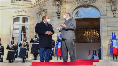 السيسي يلتقي رئيس وزراء فرنسا في باريس