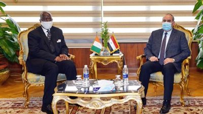 وزير الطيران يبحث مع سفير كوت ديفوار تعزيز العلاقات الثنائية