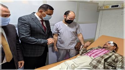 بالصور.. محافظ الدقهلية يزور مصابي حادث قطار المنصورة المطرية بالمستشفى الدولي