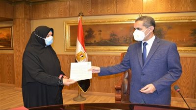 محافظ الغربية يسلم ١٣ عقداً لتقنين أراضي أملاك الدولة