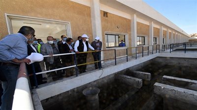 وزير الإسكان يتفقد معمل مياه الشرب بأسوان