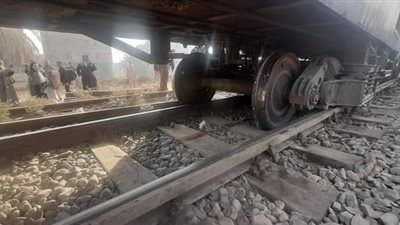 خروج قطار ركاب الأقصر - الإسكندرية عن القضبان فى قنا.. اعرف الحكاية