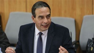 أيمن أبو العلا ينصح مصابي كورونا باستخدام  جهاز قياس الأكسجين بالمنزل