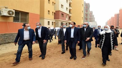 رئيس الوزراء يتفقد مشروع بديل العشوائيات بمدينة السلام