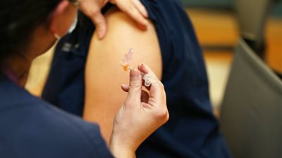 دليل أسعار صرف لقاح كورونا في مصر.. 200 جنيه للمواطنين القادرين.. ومجانا لتلك الفئات 