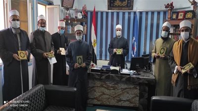 توزيع مائتي مصحف على أعضاء المقارئ والمدارس القرآنية ومساجد السويس 