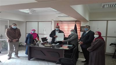 تعليم السويس تكرم أحدي موظفات التعليم العام لبلوغها السن القانونية