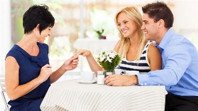 استشاري نفسي تنصح الزوجات بأنسب طرق التعامل مع الحموات