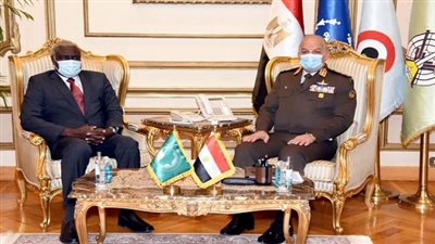 وزير الدفاع يلتقى برئيس مفوضية الإتحاد الأفريقى لبحث علاقات التعاون المشترك