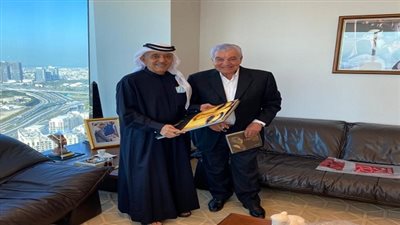 زاهي حواس يدعو فرعون دبي لزيارة اكتشافاته الأثرية بسقارة