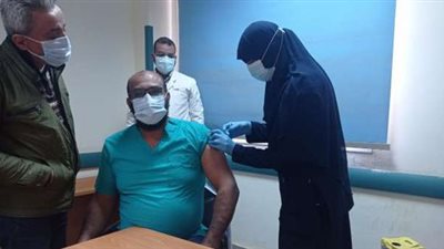 الصحة تعلن الانتهاء من تطعيم الفرق الطبية بلقاح كورونا بمستشفيات العزل