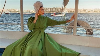 بالحجاب.. منة السنى تشجع السياحة في مدينتى الأقصر وأسوان