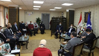 محافظ السويس يلتقي  وفد أعضاء مجلسي الشيوخ والنواب بالمحافظة .