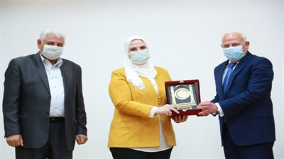 محافظ بورسعيد يكرم وزيرة التضامن الاجتماعي ويهديها درع المحافظة