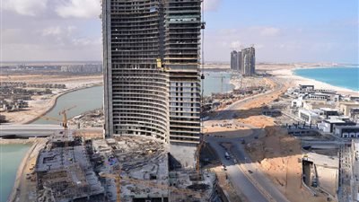 الحكومة تعلن إنهاء الهيكل الخرسانى لـ 15 برجا بالعلمين الجديدة