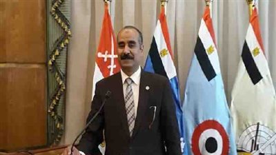 مدير تعليم السويس يتواصل مع الإدارات التعليمية للإطمئنان على لجان الإمتحانات 