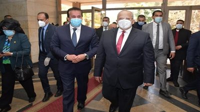 وزير التعليم العالي ورئيس جامعة القاهرة يتفقدان بدء امتحانات الفصل الدراسي الأول بكلية الطب