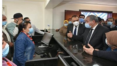 وزير التموين ومحافظ الشرقية يتفقدان مركزي خدمة المواطنين المُطورين للبطاقات التموينية