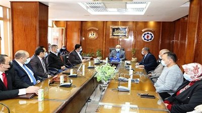 محافظ السويس يكرم مديري الإسكان والصحة بالمحافظة