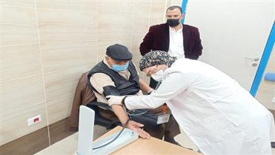 الحفناوي يشهد تلقي أول مواطن سويسي للقاح فيروس كورونا