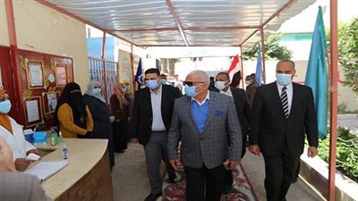 محافظ السويس يتفقد إمتحانات الشهادة الإعدادية بمدارس المحافظة