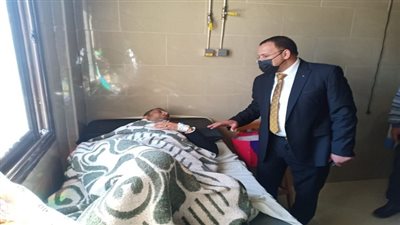 وكيل صحة  السويس ينقذ شرطي مرور من الموت ويطمئن على حالته الصحية