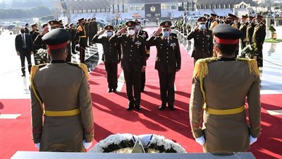 الرئيس ينيب وزير الدفاع لوضع إكليل الزهور على النصب التذكارى للشهداء