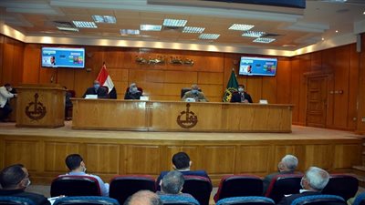 محافظ القليوبية يناقش الخريطة الكاملة لتطوير 36 قرية و148 عزبة بشبين القناطر