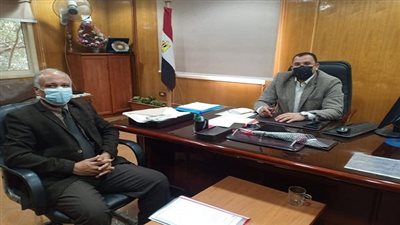 وكيل صحة السويس يكافئ المدير الإداري و 2 أخرين من صحة المسنين 