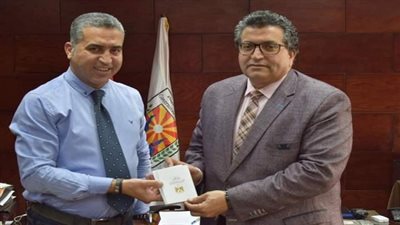 مدير عام مجمع إعلام جنوب سيناء يهدي وكيل وزارة التعليم النسخة الأولى من مطبوعات الهيئة 