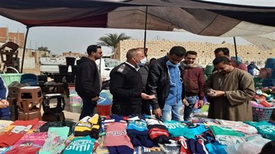 تحصيل المتأخرات المالية المتراكمة علي أصحاب المحلات بالسويس 