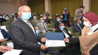 تكريم الأمهات المثاليات العاملات في وزارة النقل 