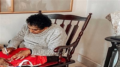 ترك تشجيع الزمالك.. الأهلي يحتفي بانضمام محمد منير لمشجعيه