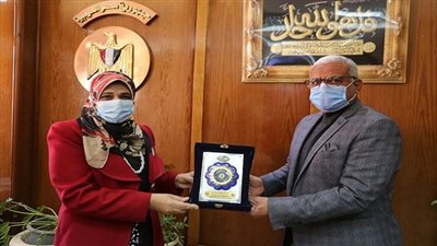 محافظ السويس يكرم مدير عام التضامن.. ويؤكد دعمه الكامل للتصدي للفساد  