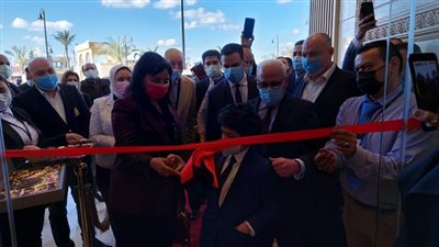 محافظ بورسعيد ونائب وزير السياحة يفتتحان إحدي المشروعات السياحية