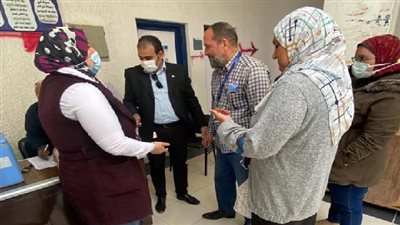 مدير الطب الوقائي يتفقد حملة شلل الأطفال بجناين السويس