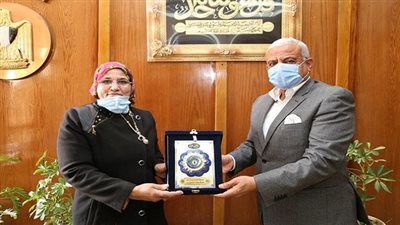 محافظ السويس يكرم وفاء بيومي لتسلمها العمل كمدير للمالية بالشرقية 