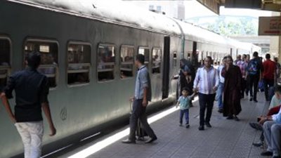 50 جنيها غرامة.. السكة الحديد تحظر النزول أو الصعود من القطارات 