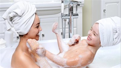 استشاري نفسي تحذر من استحمام الأم مع بنتها